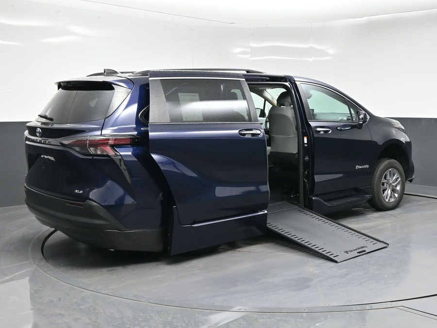 2026 Toyota Sienna XLE - Photo 15