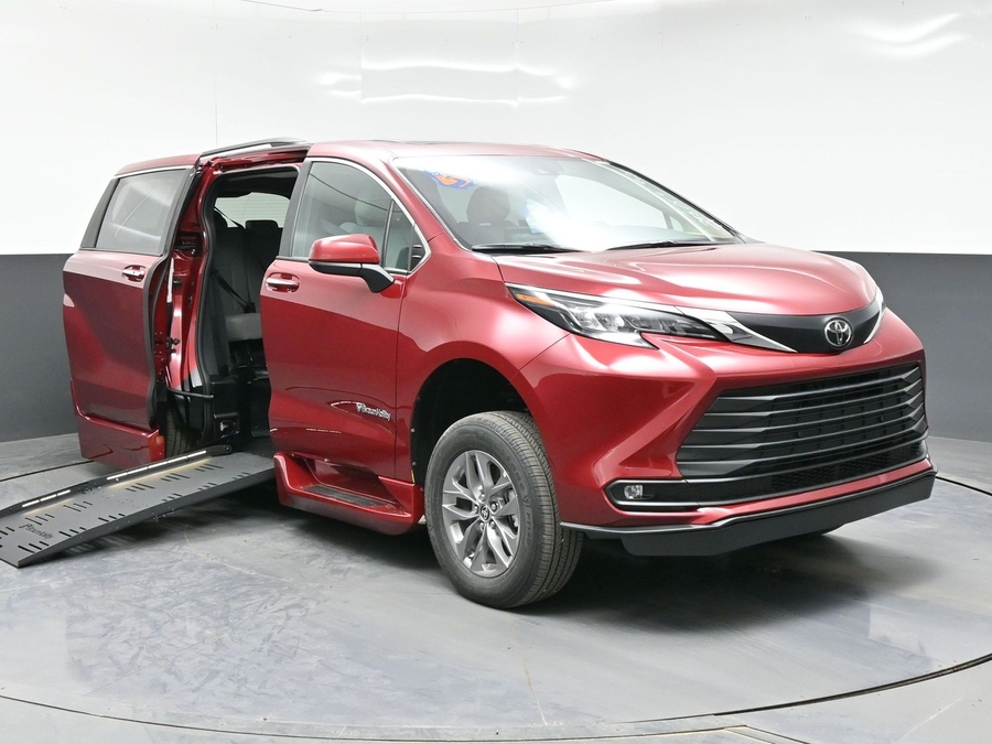 New 2026 Toyota Sienna Hybrid XLE Base - BraunAbility Side Entry Entry Fold Out Automatic Ramp