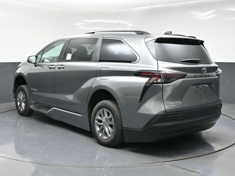 New 2026 Toyota Sienna Hybrid XLE Base - BraunAbility Side Entry Fold Out Automatic Ramp