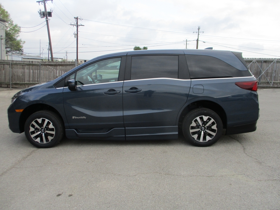 Blue Honda Odyssey image number 6