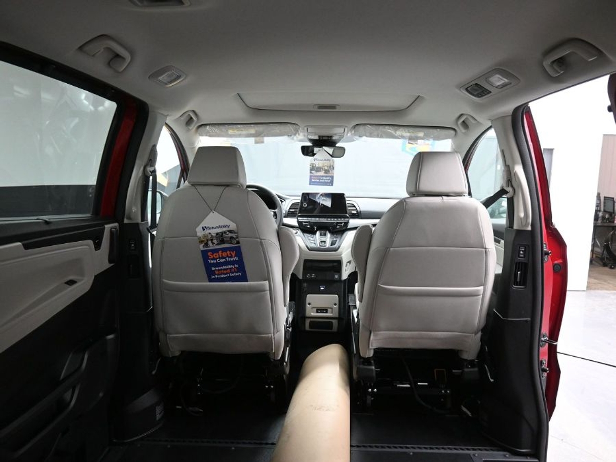 Red Honda Odyssey image number 14