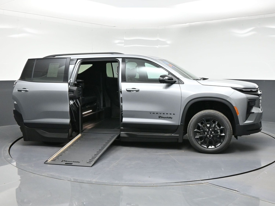 New 2026 Chevrolet Traverse 1LT Midnight - BraunAbility Side Entry In Floor Automatic Ramp