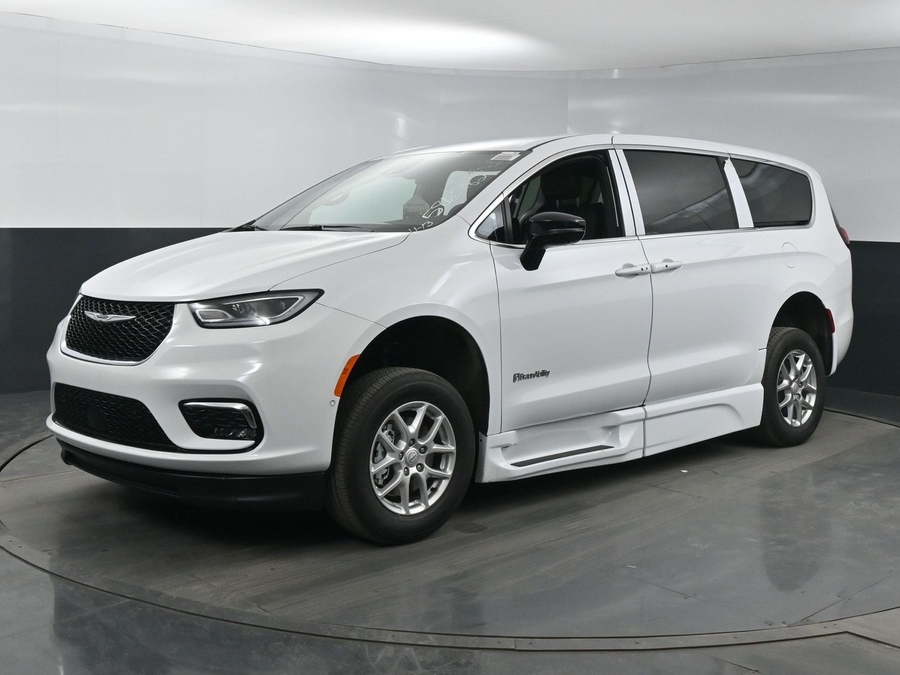 New 2025 Chrysler Pacifica Select Safety - BraunAbility Side Entry Entry Fold Out Automatic Ramp