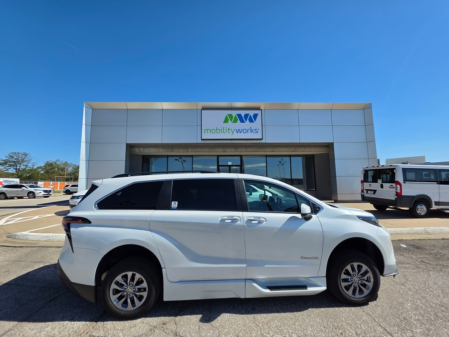 White Toyota Sienna image number 17