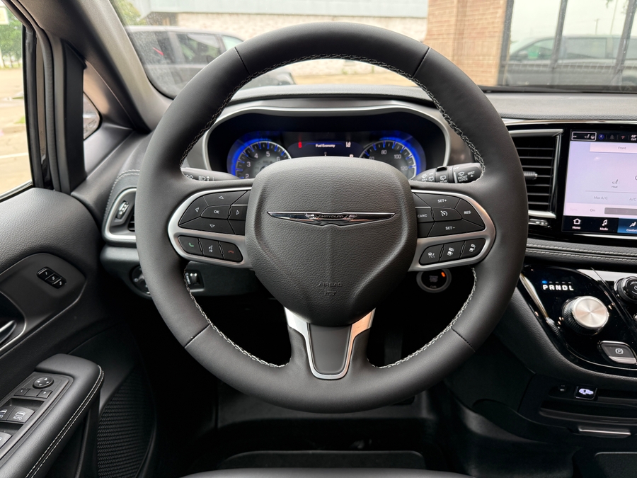 Black Chrysler Pacifica image number 13