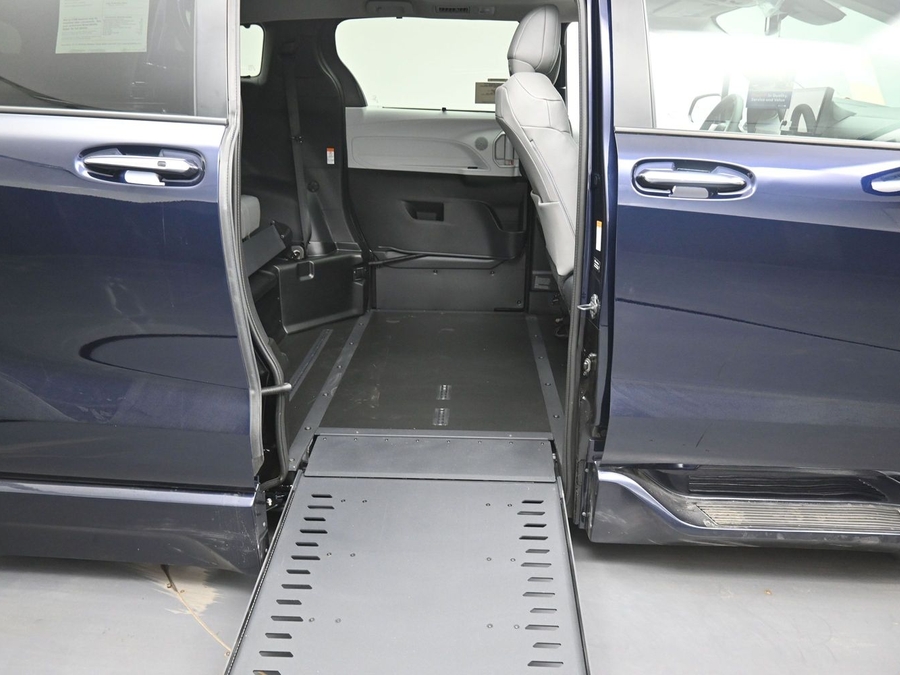Blue Toyota Sienna image number 22