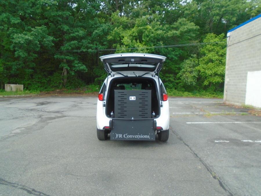 White Chrysler Voyager image number 1