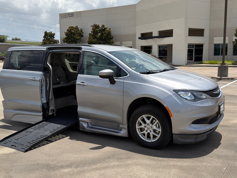 Used 2021 Chrysler Voyager LXi - BraunAbility Side Entry Fold Out Automatic Ramp