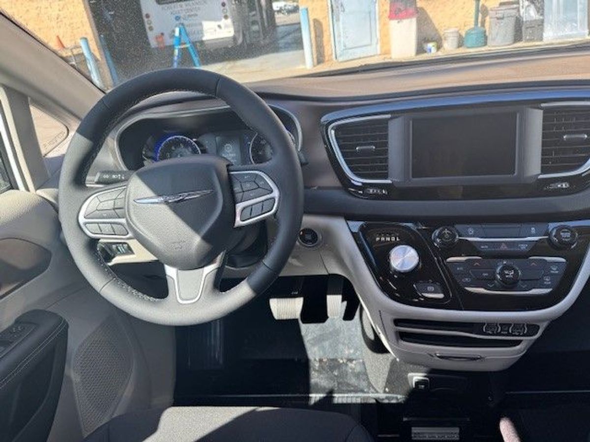 2024 CHRYSLER VOYAGER - Image 2