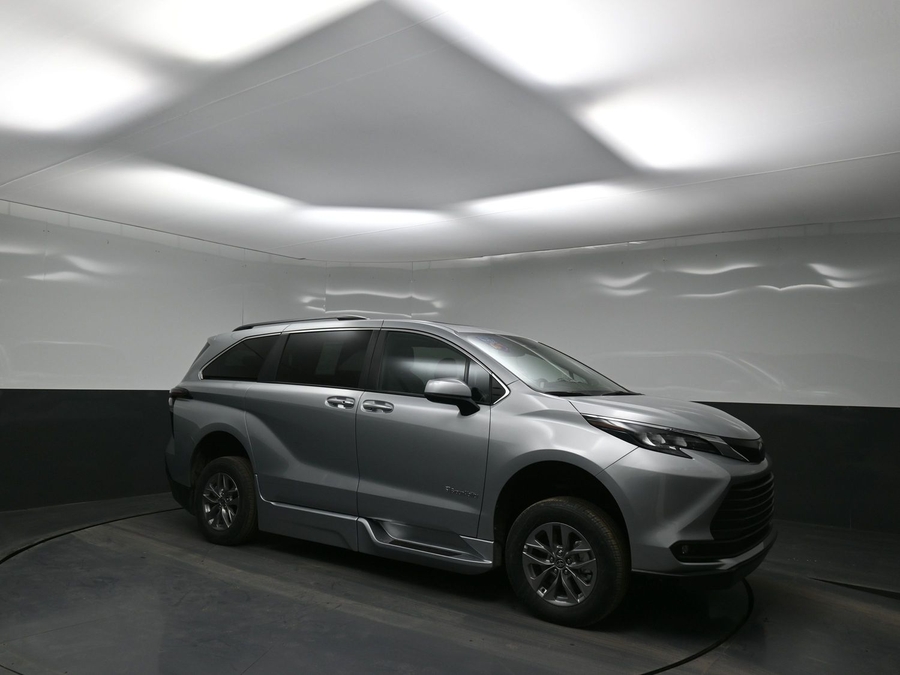 Silver Toyota Sienna image number 17