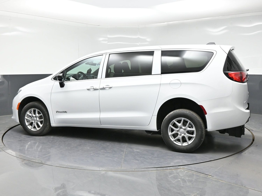 White Chrysler Voyager image number 1