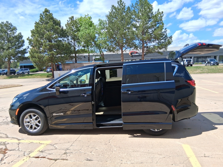 Número de imagen Chrysler Pacifica negro 9