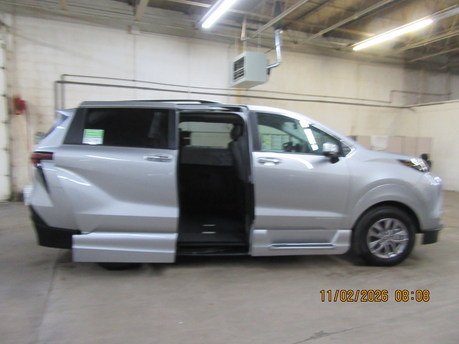 Silver Toyota Sienna image number 16