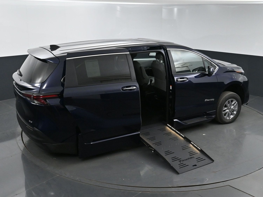 New 2025 Toyota Sienna Hybrid XLE Base - BraunAbility Side Entry Entry Fold Out Automatic Ramp