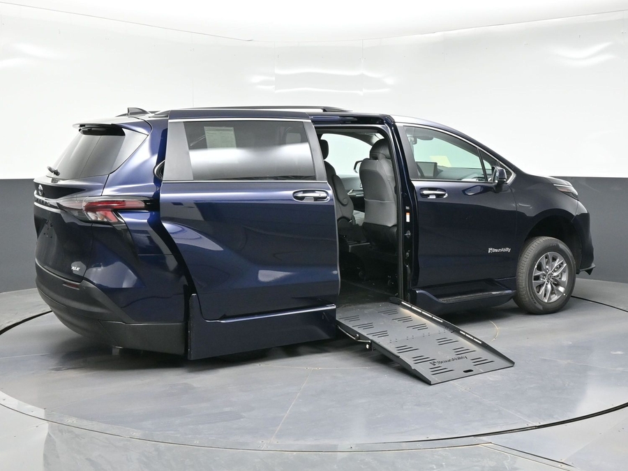 New 2026 Toyota Sienna Hybrid XLE Base - BraunAbility Side Entry Fold Out Automatic Ramp