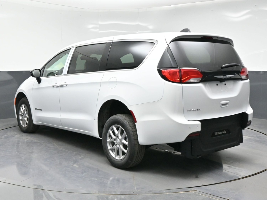 White Chrysler Voyager image number 1