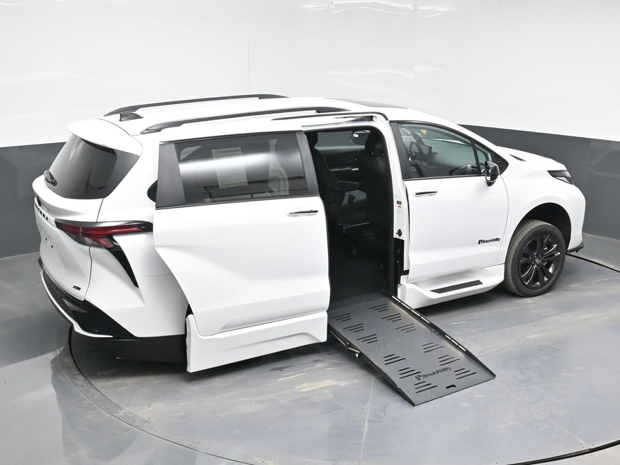 New 2026 Toyota Sienna Hybrid XSE Sport - BraunAbility Side Entry Fold Out Automatic Ramp