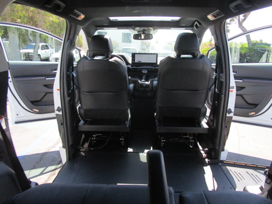 New 2025 Toyota Sienna Hybrid XSE Sport - BraunAbility Side Entry Entry Fold Out Automatic Ramp