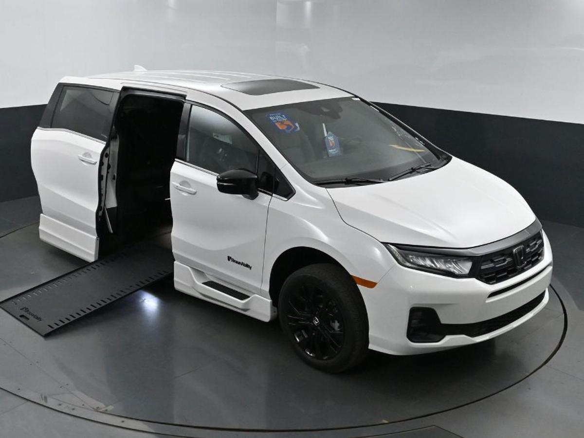 White Honda Odyssey image number 22