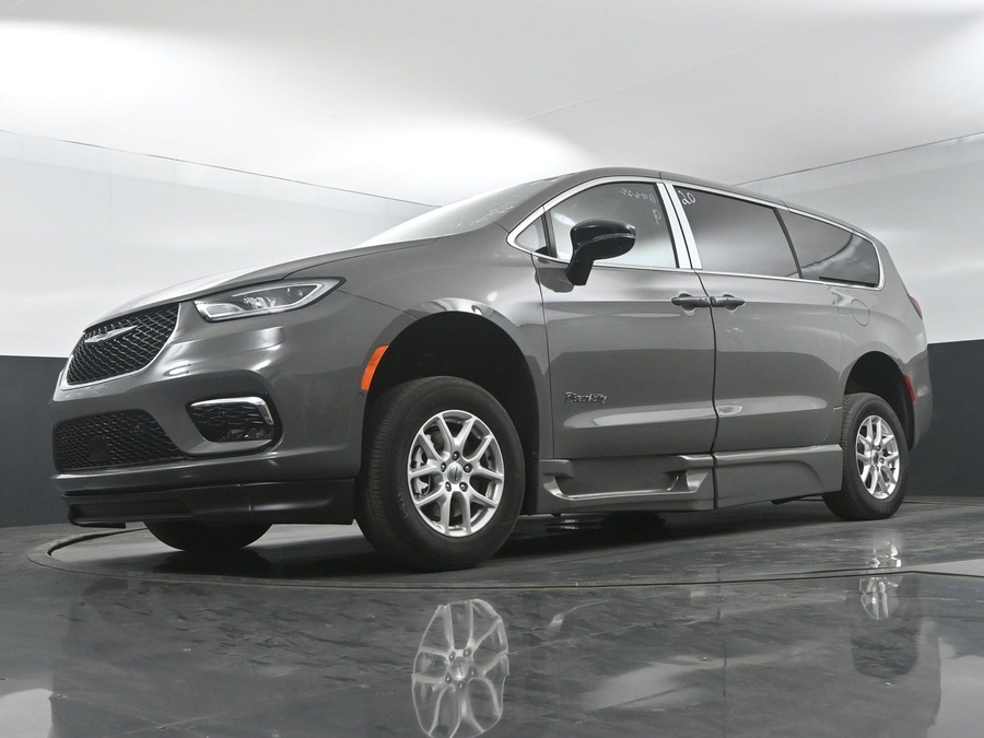 New 2025 Chrysler Pacifica Select Safety - BraunAbility Side Entry Entry Fold Out Automatic Ramp