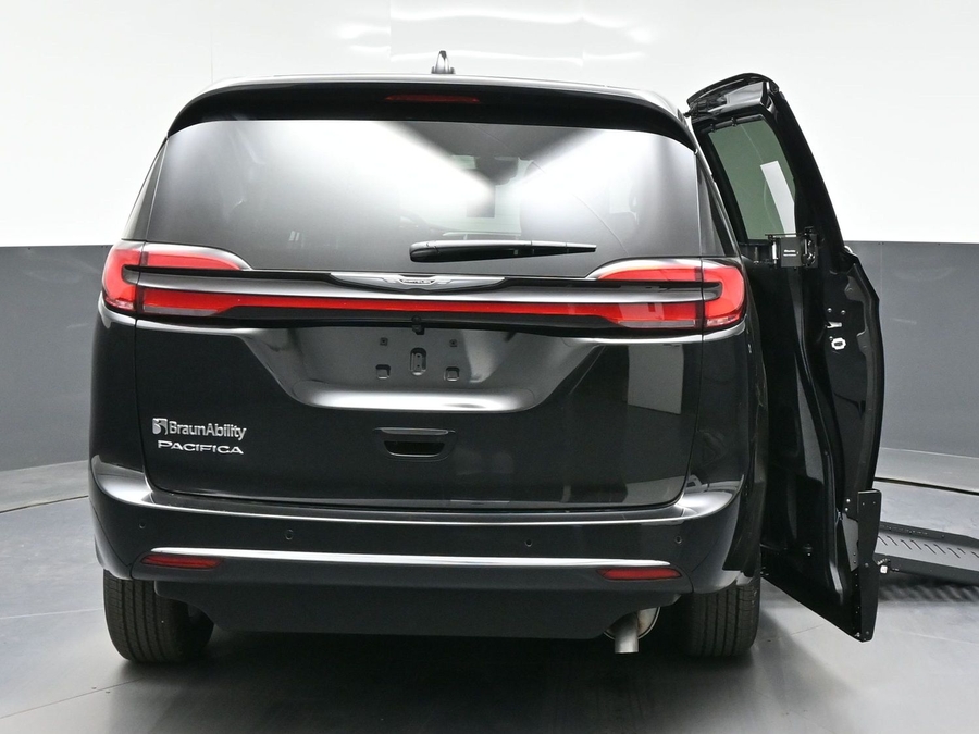 Black Chrysler Pacifica image number 2