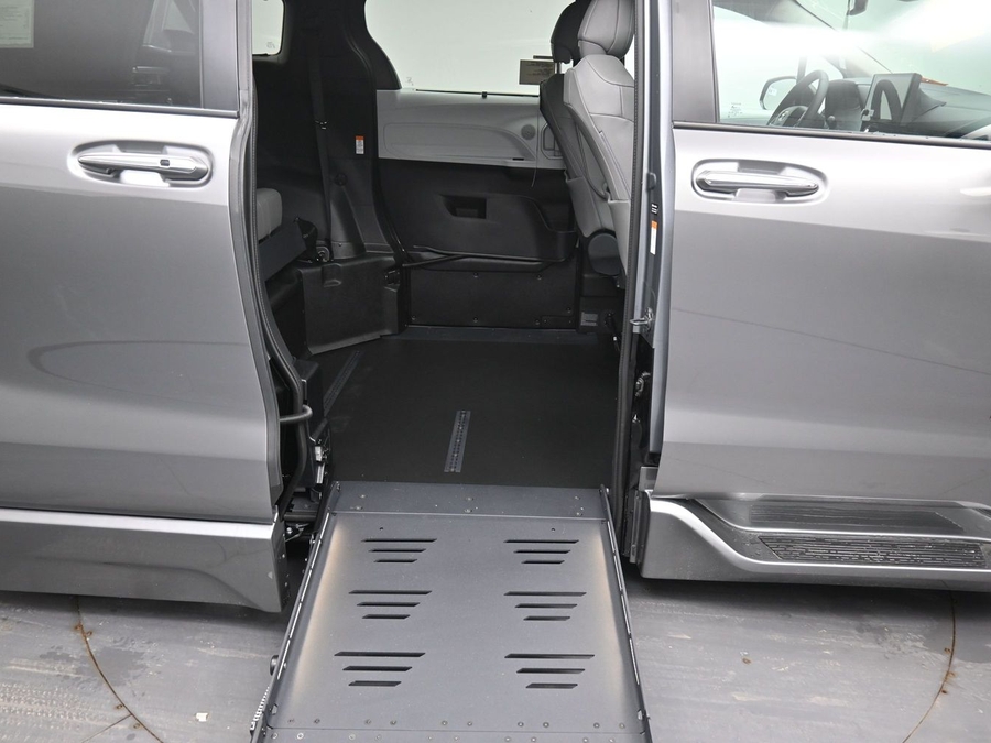 New 2026 Toyota Sienna Hybrid XLE Base - BraunAbility Side Entry Fold Out Automatic Ramp