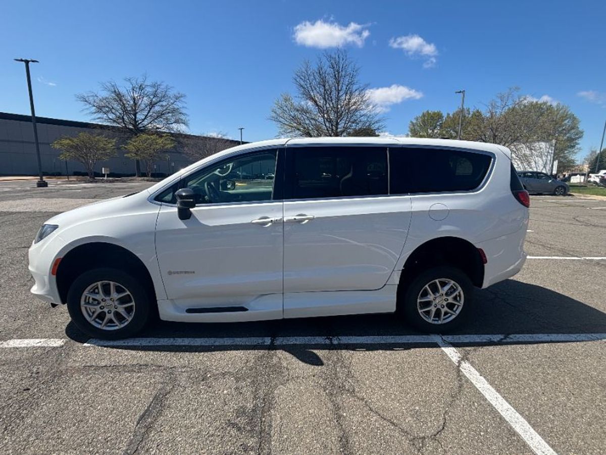 White Chrysler Voyager image number 9