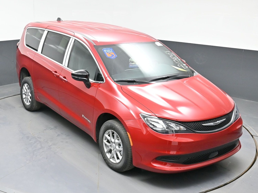 Red Chrysler Voyager image number 21