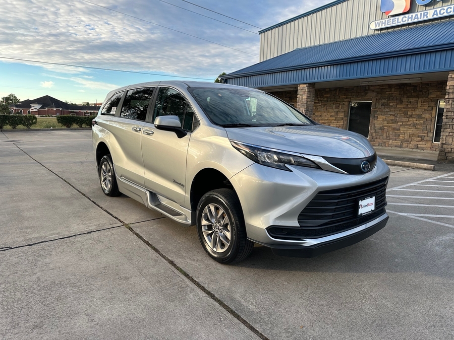 Used 2024 Toyota Sienna Hybrid LE - BraunAbility Side Entry Entry Fold Out Automatic Ramp