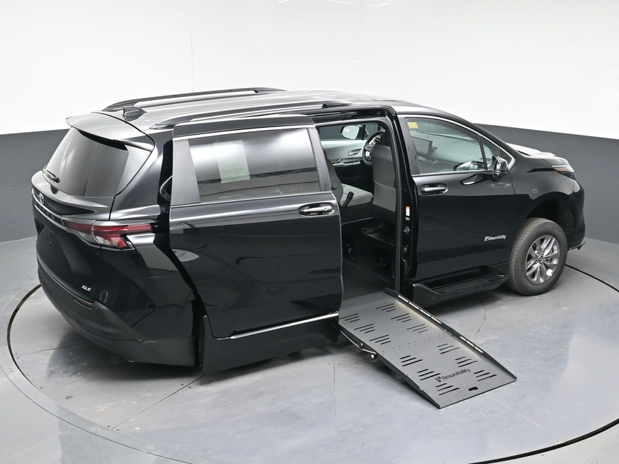 Black Toyota Sienna image number 22