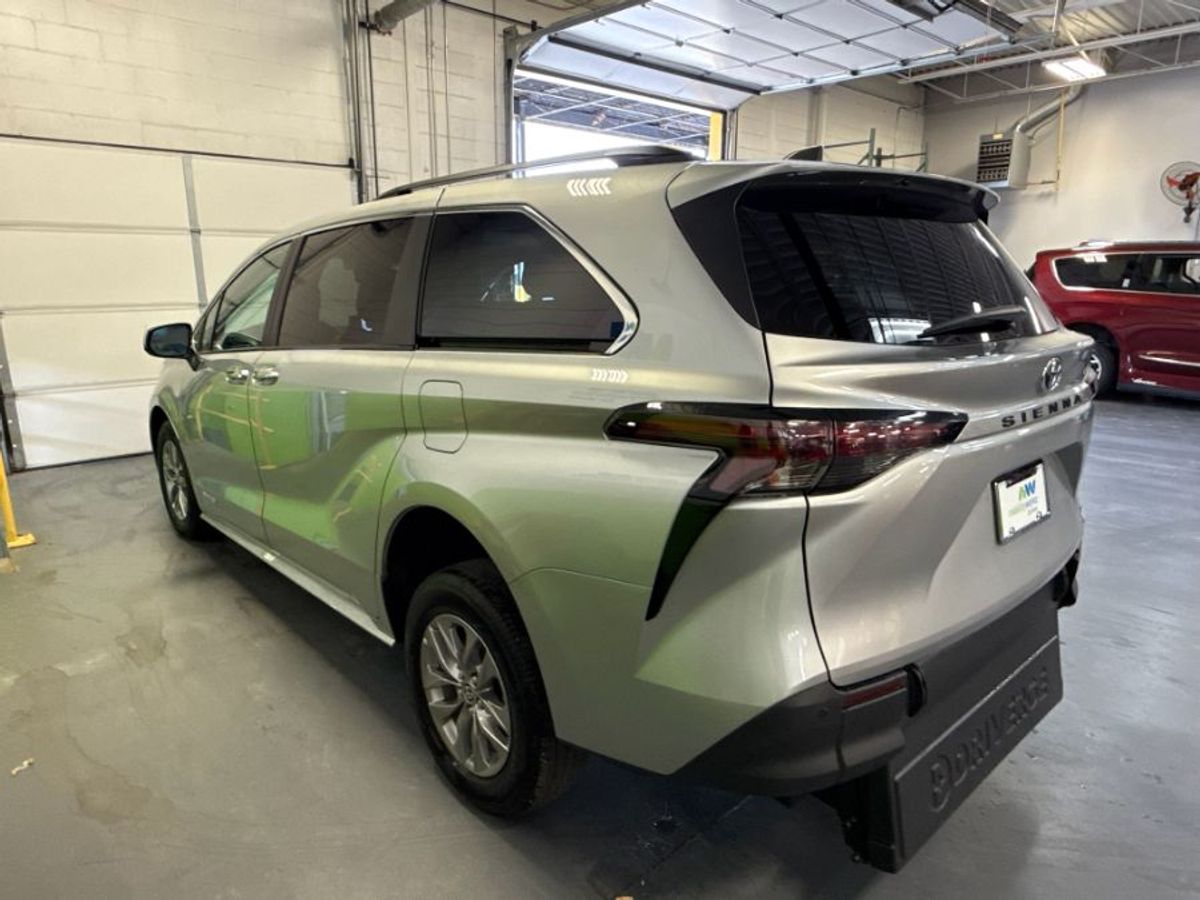 Silver Toyota Sienna image number 5