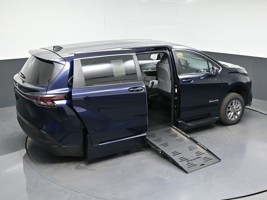 New 2026 Toyota Sienna Hybrid LE - BraunAbility Side Entry Fold Out Automatic Ramp