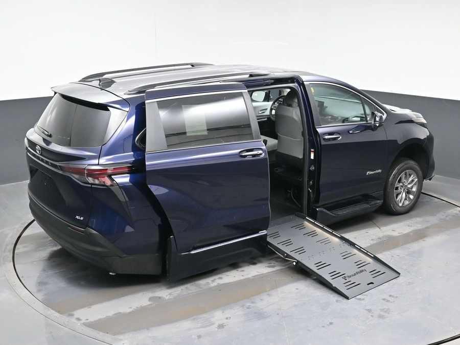 New 2026 Toyota Sienna Hybrid XLE Base - BraunAbility Side Entry Fold Out Automatic Ramp