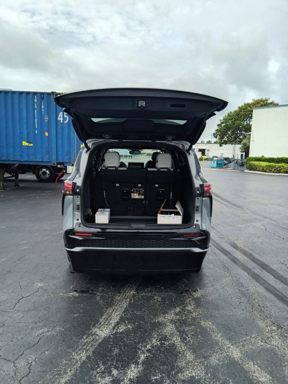 Grey Toyota Sienna image number 18