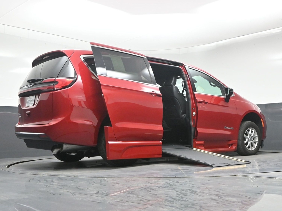 Used 2025 Chrysler Pacifica Select - BraunAbility Side Entry In Floor Automatic Ramp