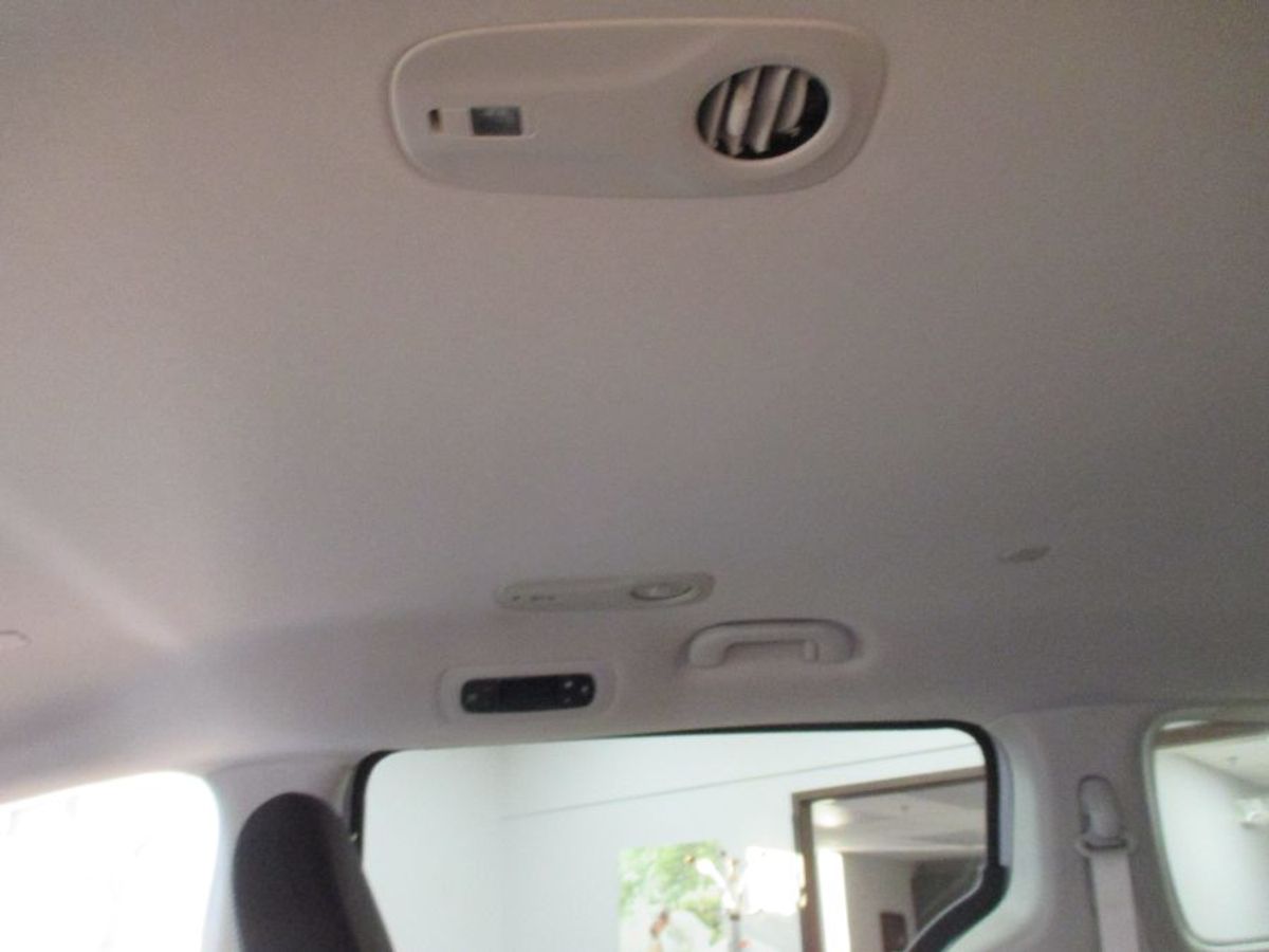 2024 CHRYSLER VOYAGER - Image 4