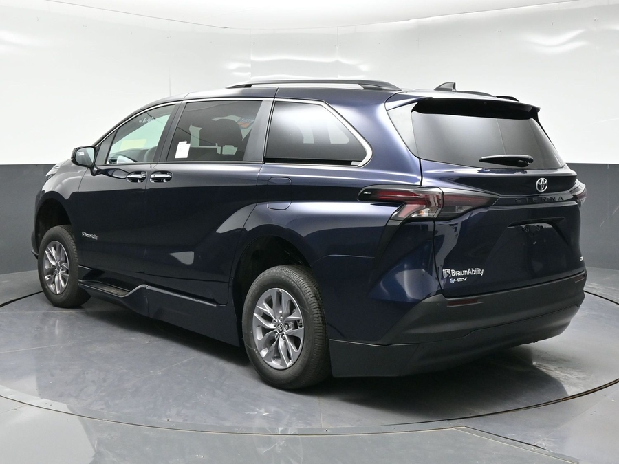 2026 Toyota Sienna XLE - Photo 24