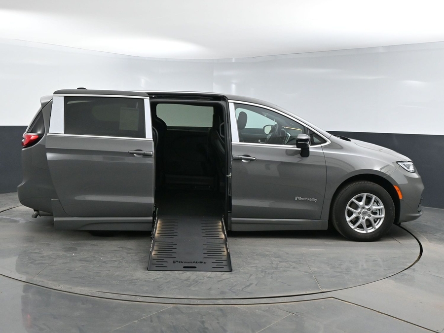 New 2025 Chrysler Pacifica Select Safety - BraunAbility Side Entry Entry Fold Out Automatic Ramp