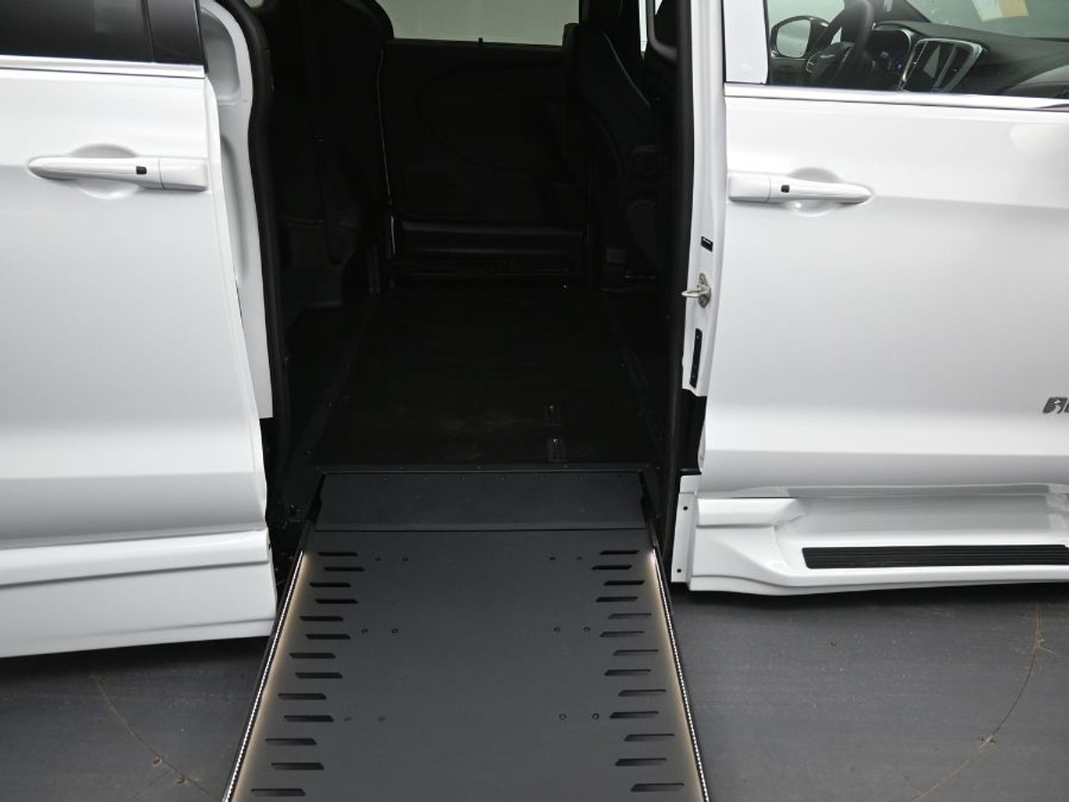 White Chrysler Pacifica image number 11