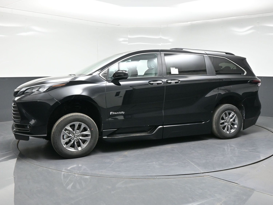 Black Toyota Sienna image number 2