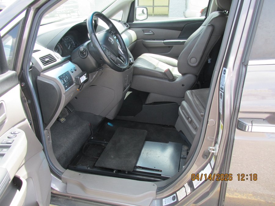 Brown Honda Odyssey image number 1