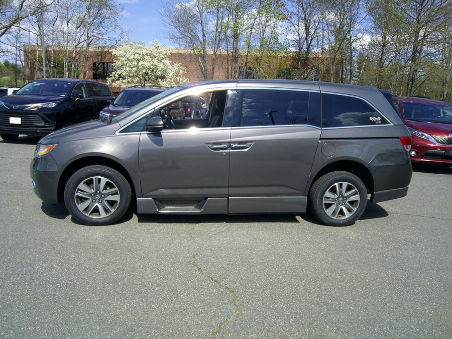 Silver Honda Odyssey image number 4