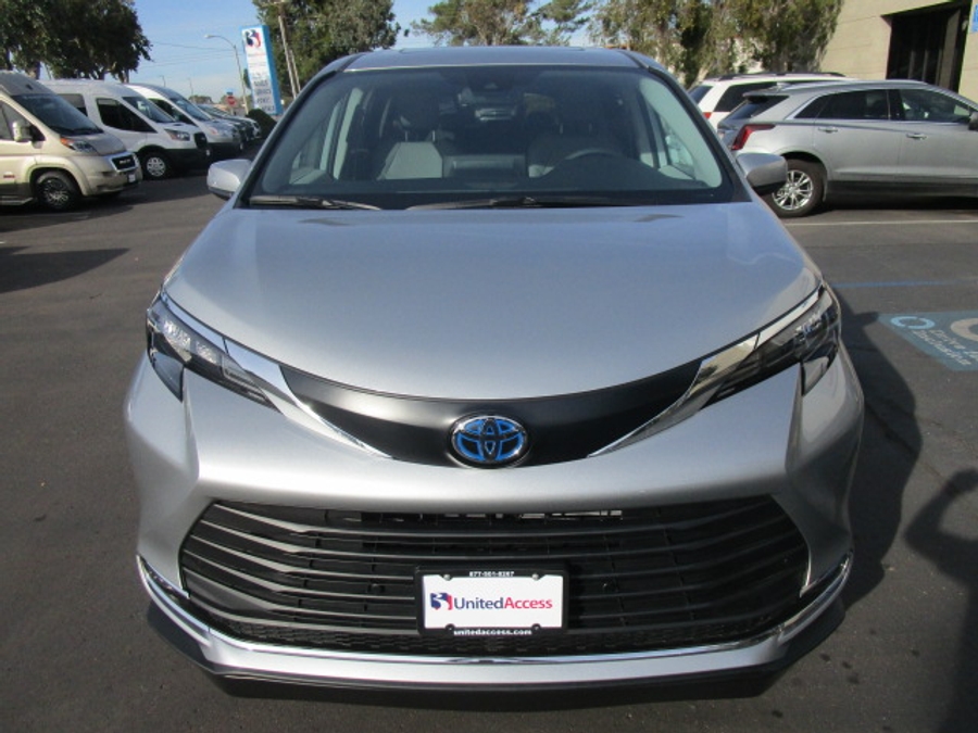 New 2025 Toyota Sienna Hybrid XLE Plus - BraunAbility Side Entry Entry Fold Out Automatic Ramp