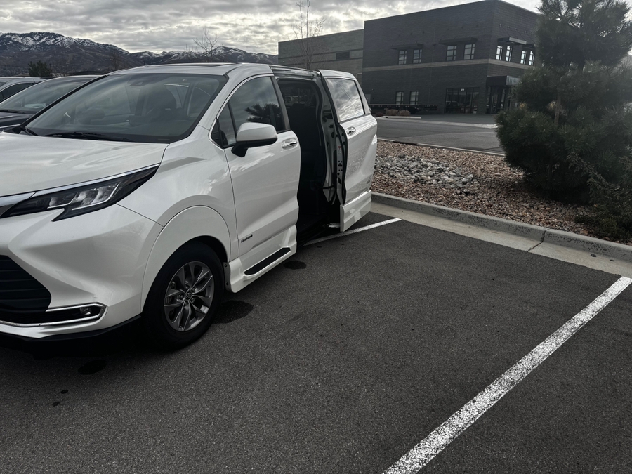 Used 2021 Toyota Sienna Hybrid XLE Base - VMI Side Entry Entry In Floor Automatic Ramp