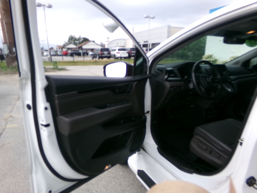 White Honda Odyssey image number 4