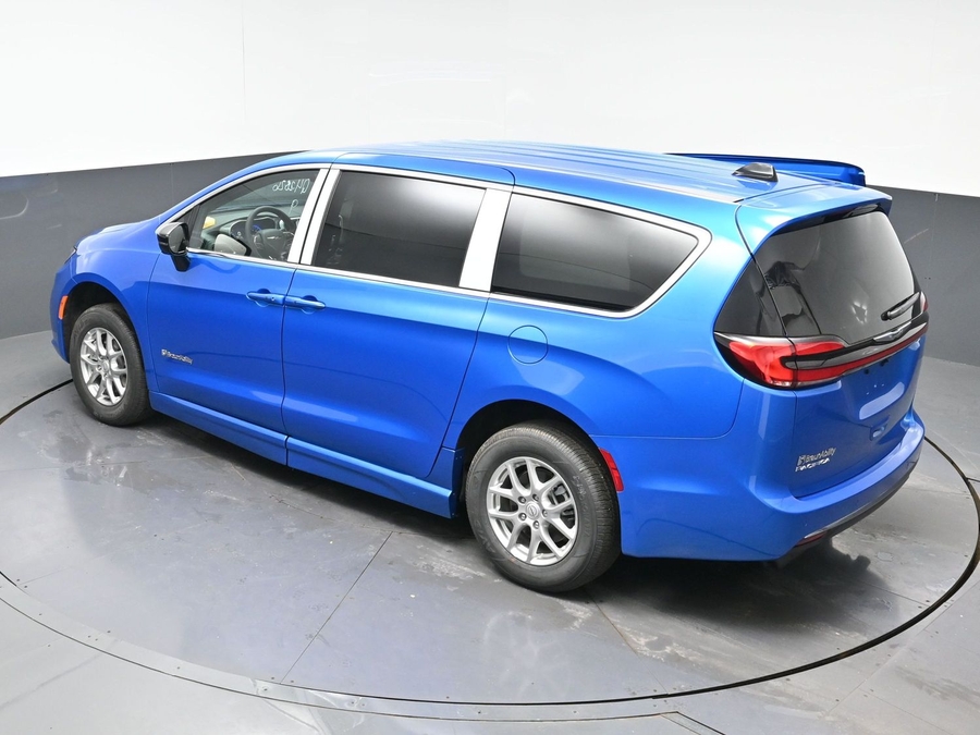 Blue Chrysler Pacifica image number 21