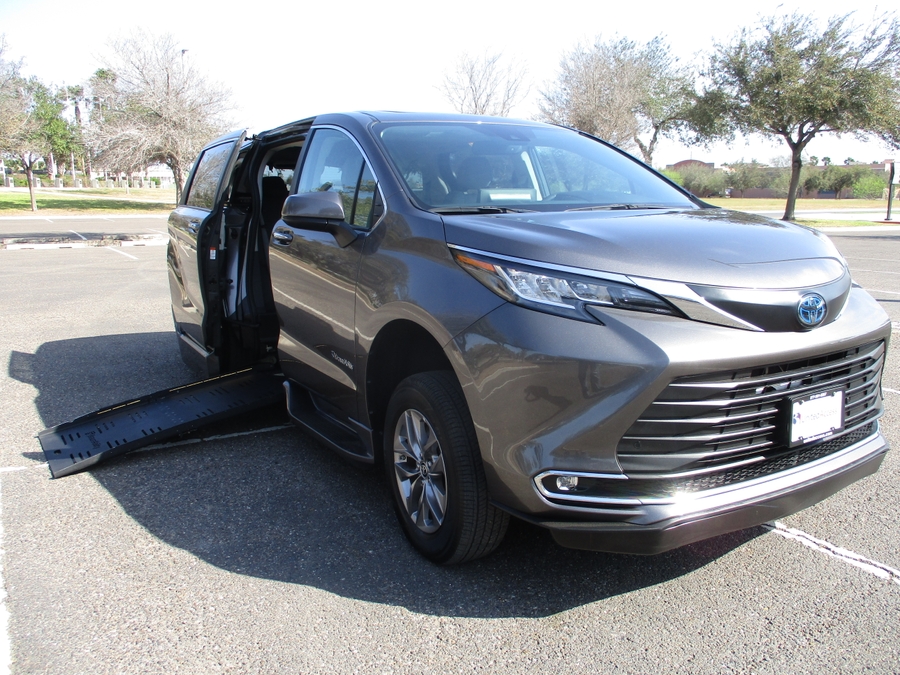 Used 2023 Toyota Sienna Hybrid XLE Base - BraunAbility Side Entry Entry In Floor Automatic Ramp