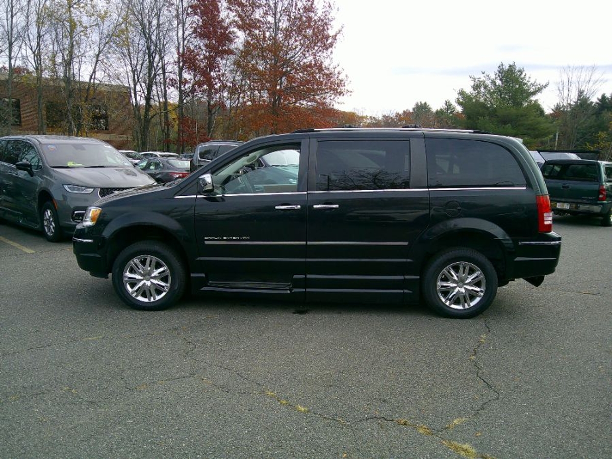 Black Chrysler Town and Country image number 16