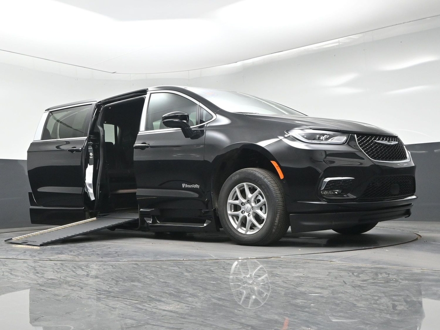 Black Chrysler Pacifica image number 15