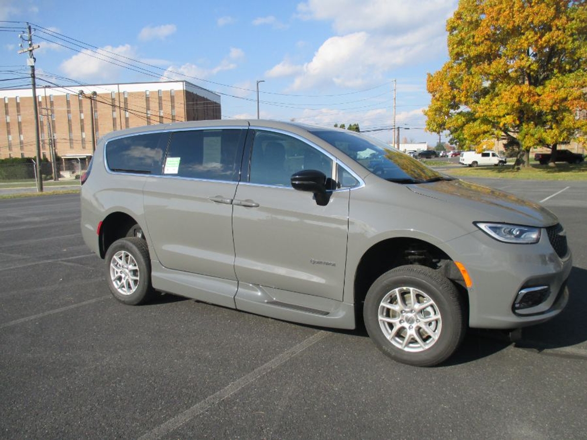 Grey Chrysler Pacifica image number 7